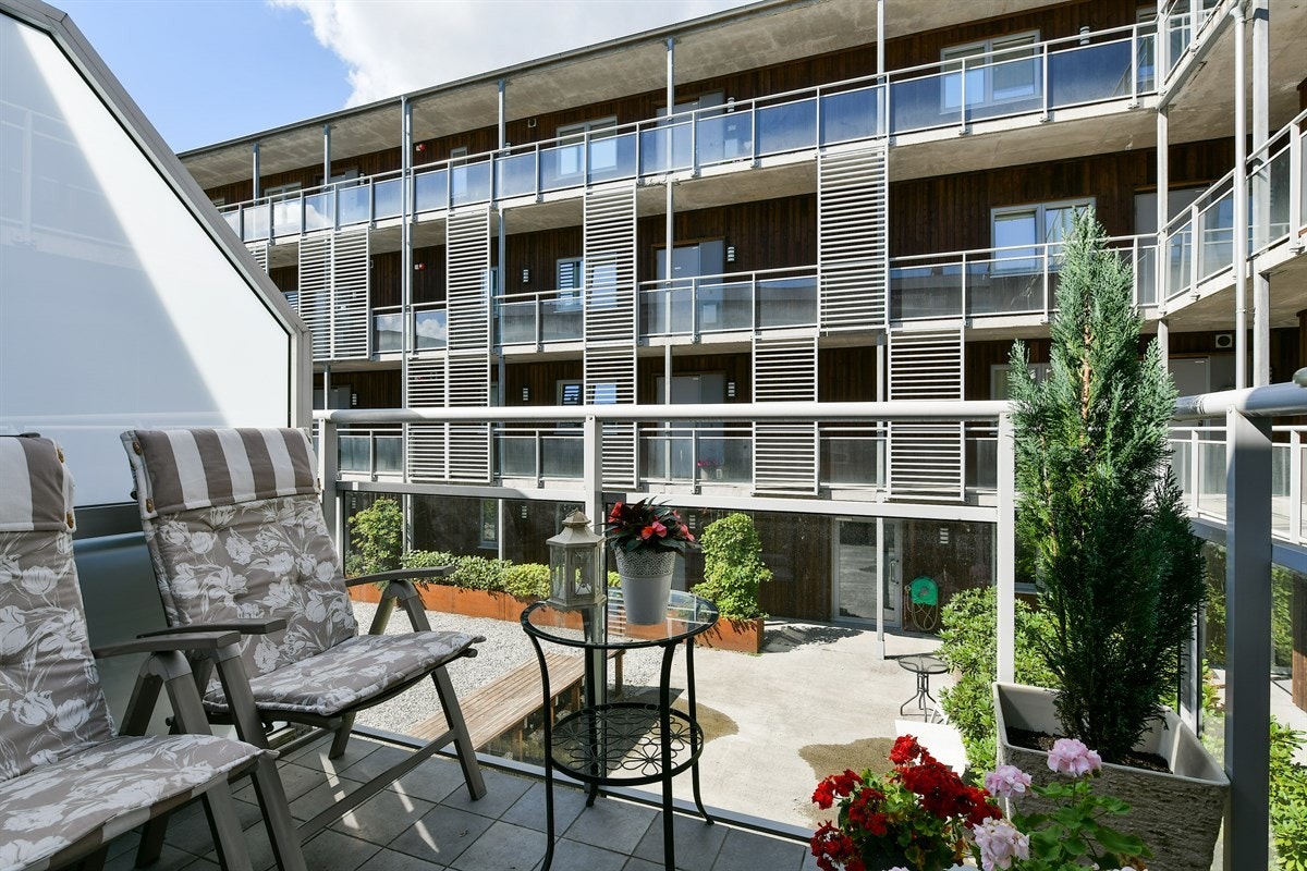 Terrassen med utgang fra spsieplassen og kjøkkenet. Galleribilde