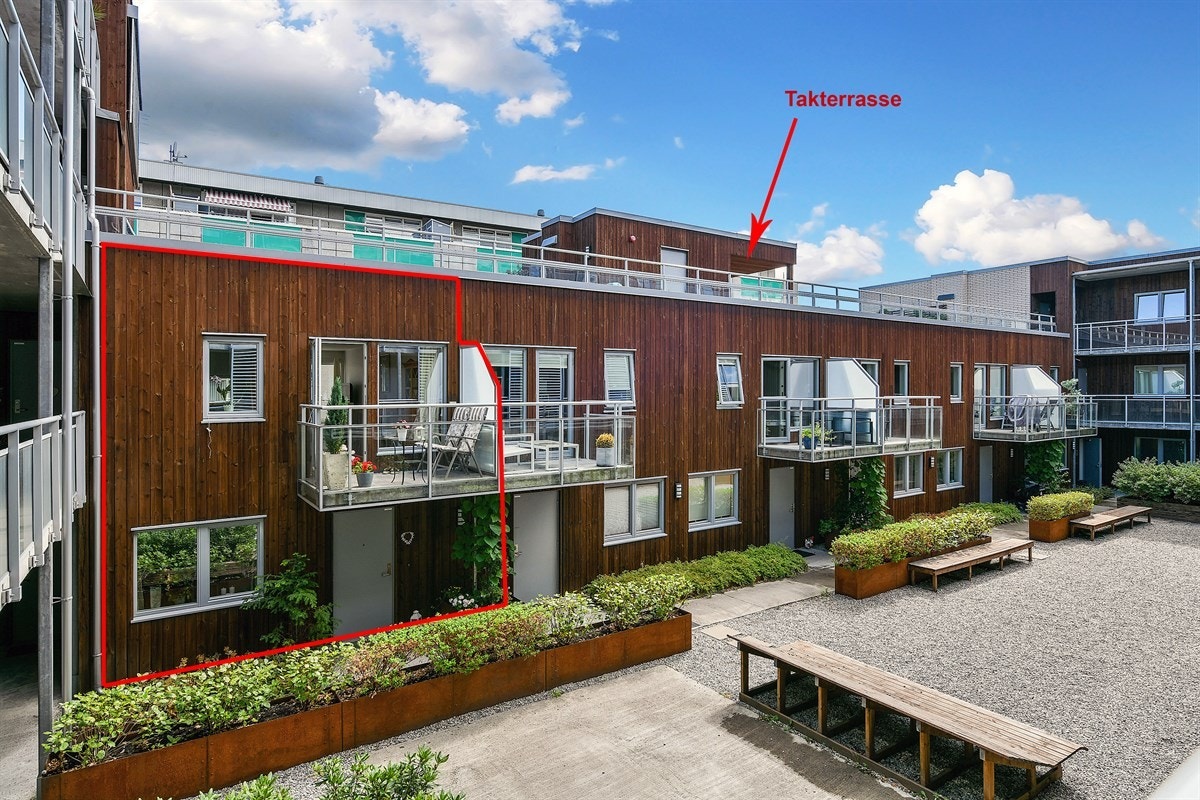 Leiligheten har en svært sentral beliggenhet med gangavstand til offentlig transport, gode shopping muligheter og flotte turområder både ved fjord og i mark. Galleribilde