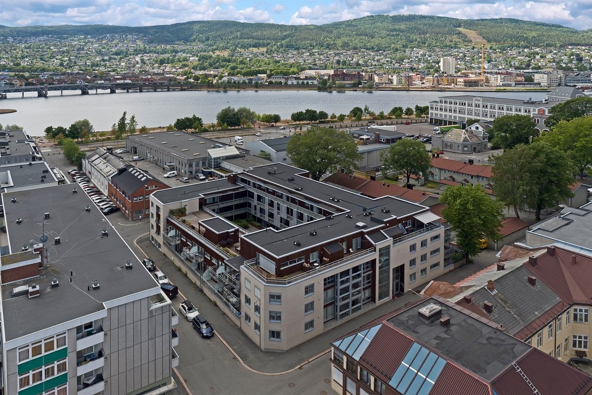 Eiendommen har en særdeles sentral beliggenhet på Losjeplassen. Galleribilde