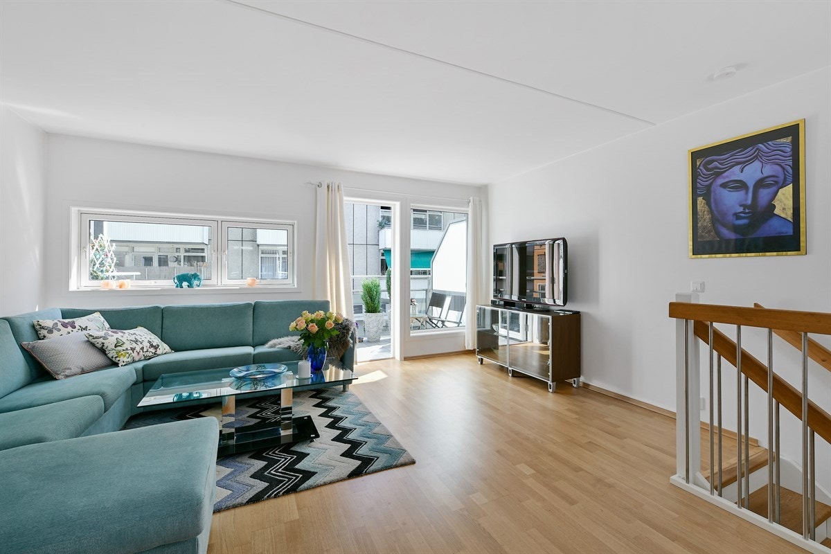 Store vindusflater i hver sin ende gir svært gode lysforhold, og glassdører fører ut til to herlige balkonger med sol som kan nytes gjennom hele dagen. Galleribilde