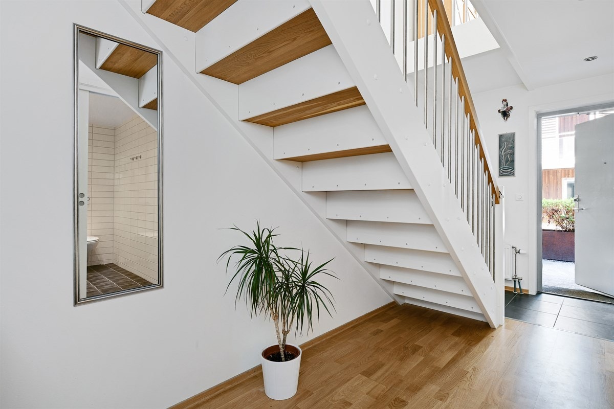 Entreen gir et hyggelig førsteinntrykk og er pent innredet med mørke gulvfliser, dørcalling og downlights. Galleribilde