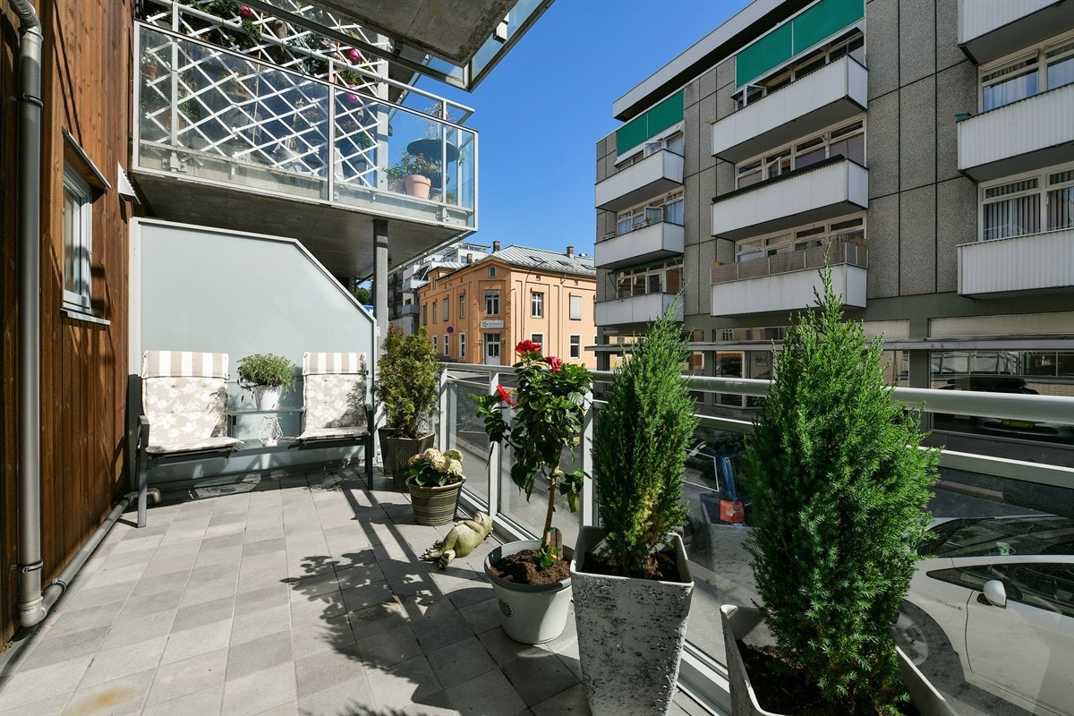 Koselig terrasse i første etasje med utgang fra hovedsoverommet. Galleribilde