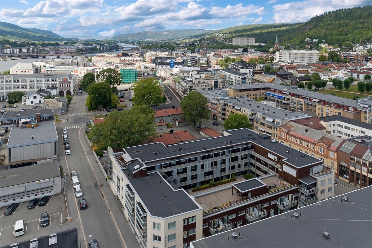 Herifra er det kort gange til byens pulserende sentrum og uteliv, flotte parker eller den vakre elvepromenaden med både utendørs servering, grønne lunger og badestrender. Galleribilde