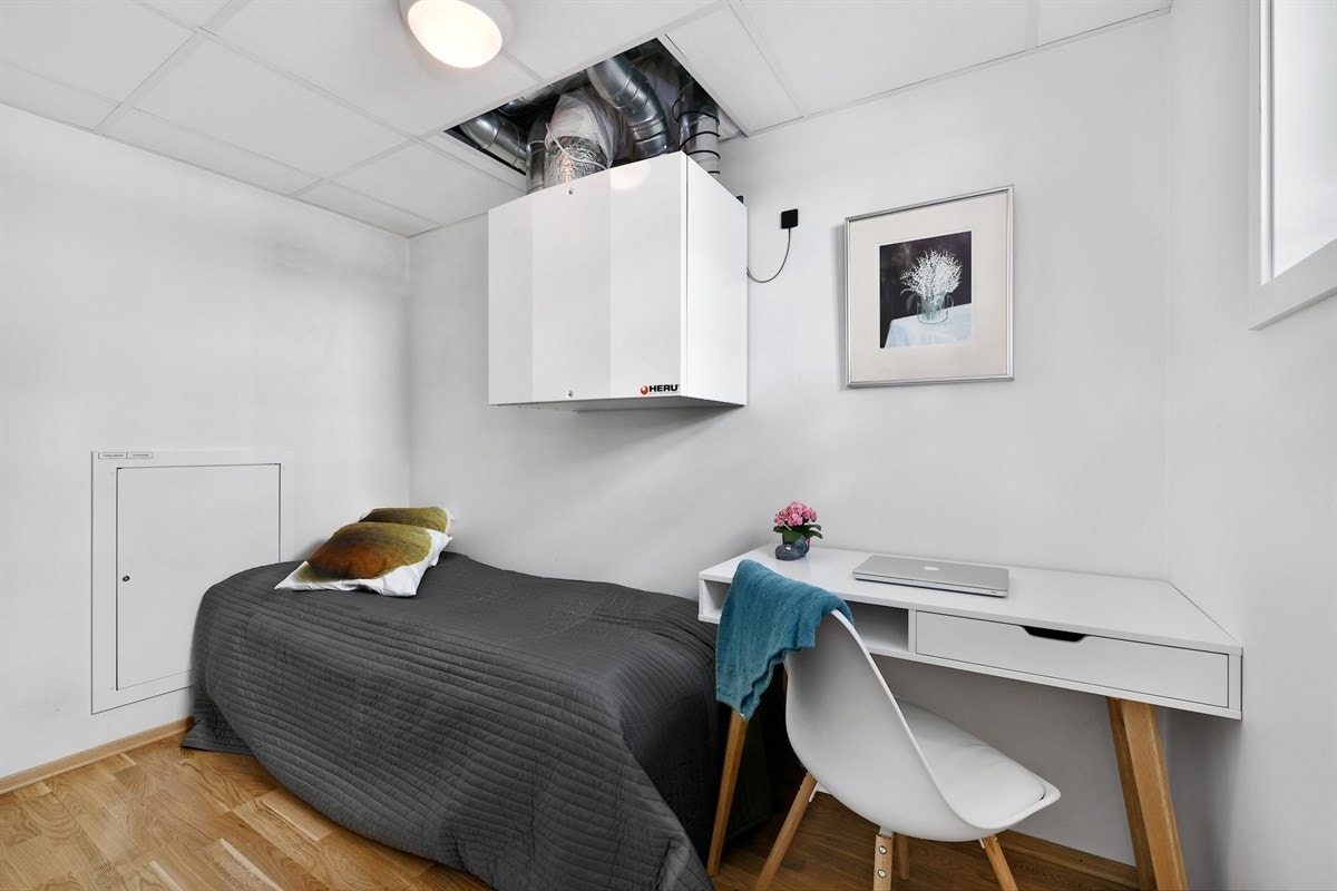 Bod som enkelt kan brukes som arbeidsrom, gjesterom og omkledningsrom. Galleribilde