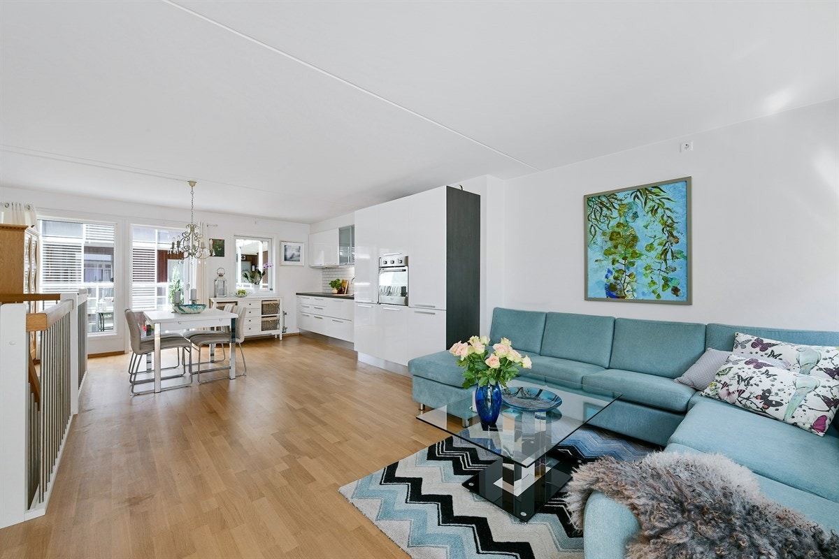 Stuen og kjøkkenet ligger i hele boligens andre etasje, i en svært vellykket, åpen løsning. Galleribilde