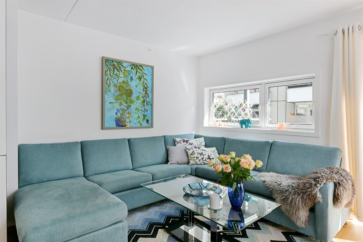 Stuen lar seg enkelt møblerer med sofaløsning og tv-møblement. Galleribilde