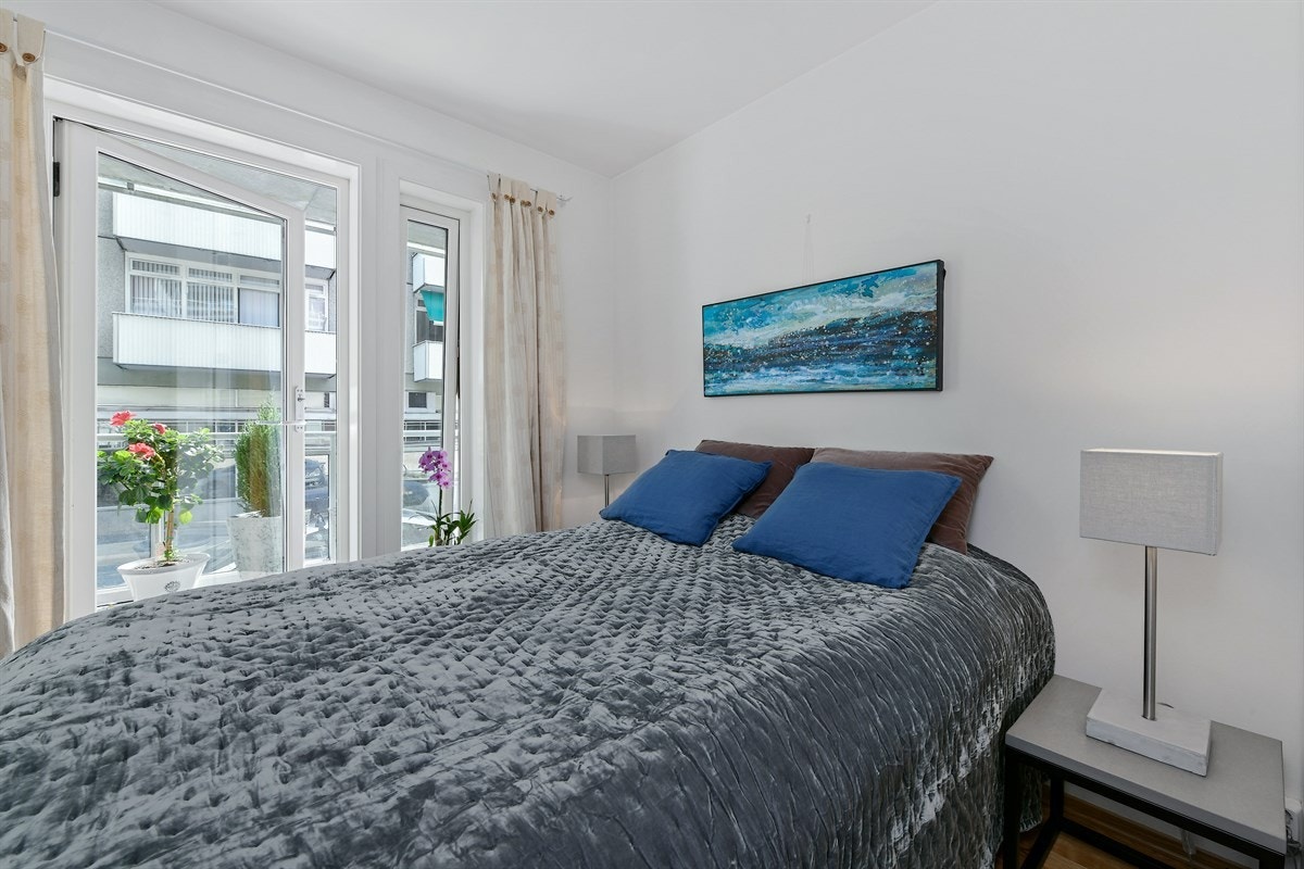 Begge soverommene ligger i første etasje, hvorav ett har adkomst til teknisk bod og en koselig terrasse med morgen- og formiddagssol. Galleribilde