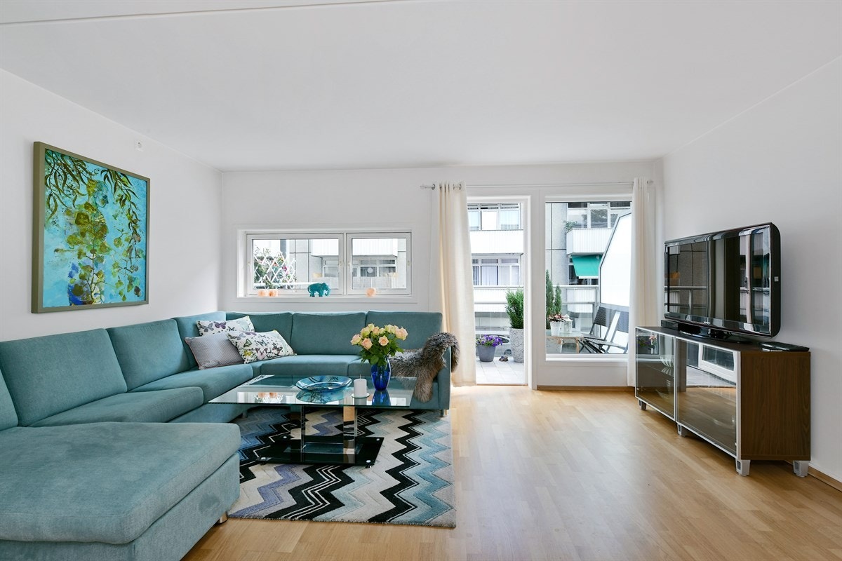 Rommet har parkettgulv, hvitmalte veggflater og listefri overgang til hvitmalt himling. Galleribilde