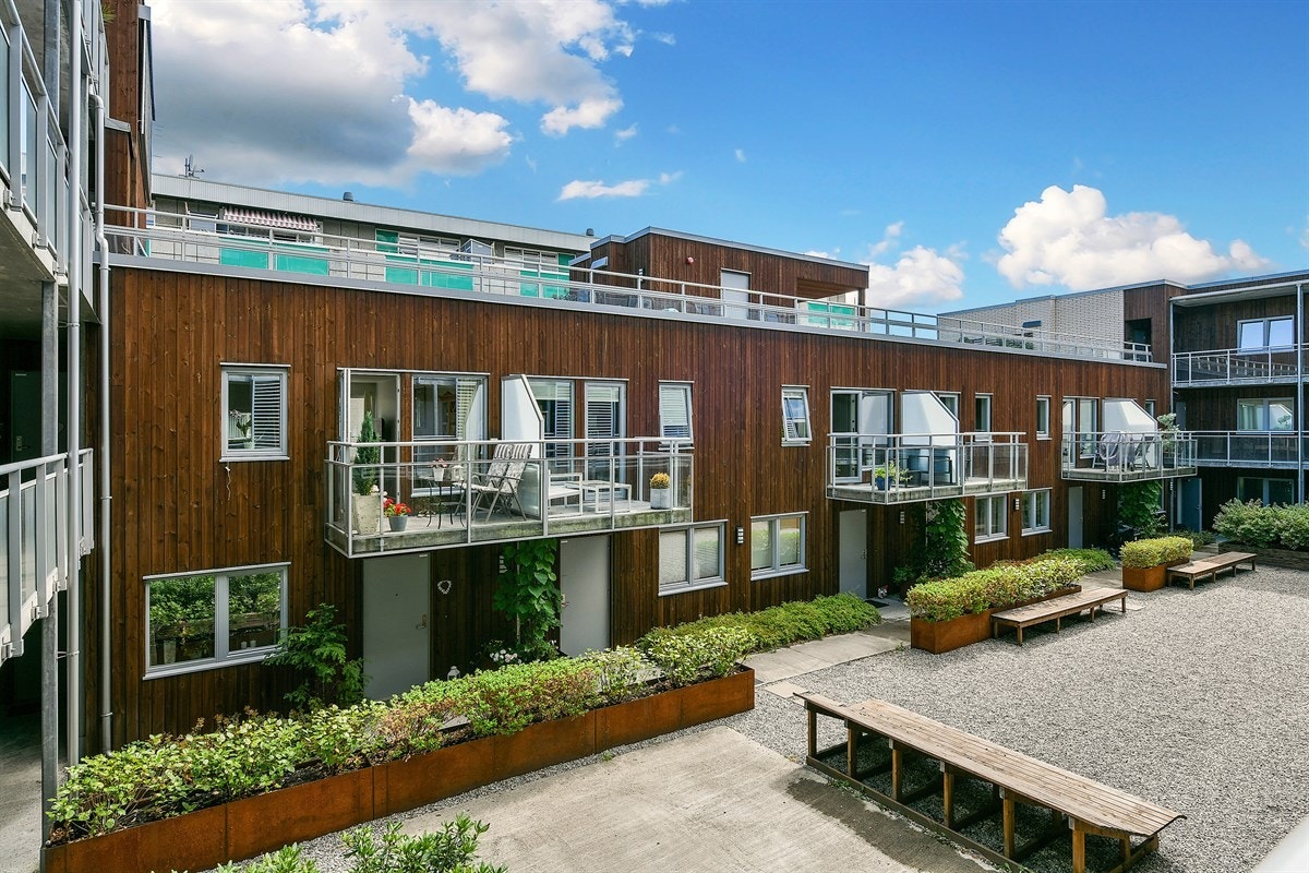 Privatmegleren ved John Granly Steen og Jørgen Berg har gleden av å presentere denne lekre og nyere 3(4)-roms townhouseleiligheten over 2 plan. Galleribilde