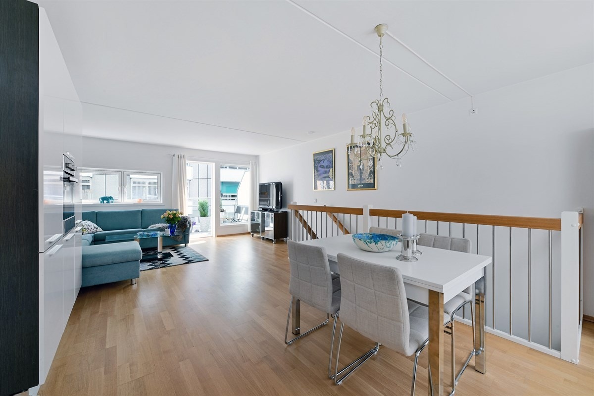 Den åpne løsningen skaper en luftig og sosial arena som innbyr til hyggelige sammenkomster med familie og venner. Galleribilde