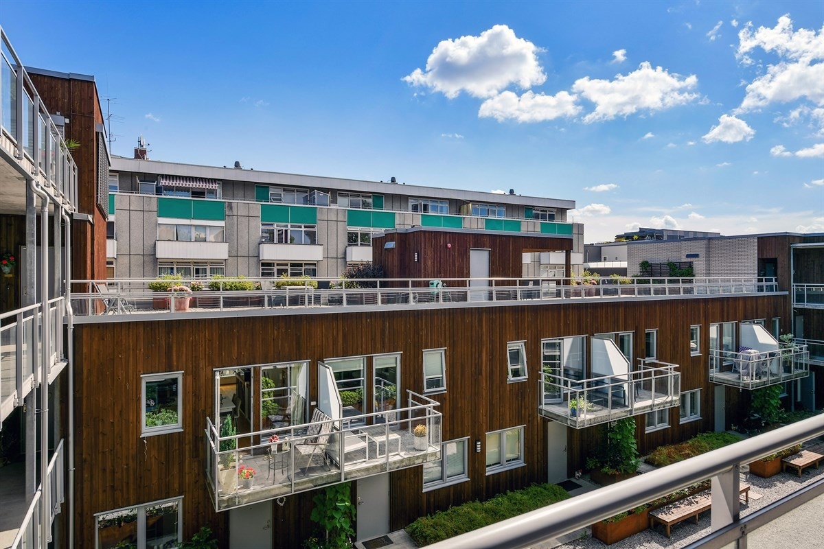 Leiligheten har tre herlige uteplasser hvor solen kan nytes gjennom hele dagen. Galleribilde