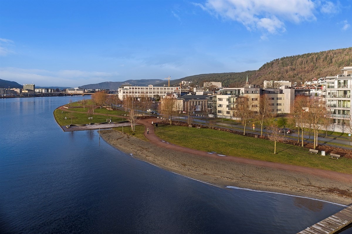 Dronefoto over Drammen. Galleribilde