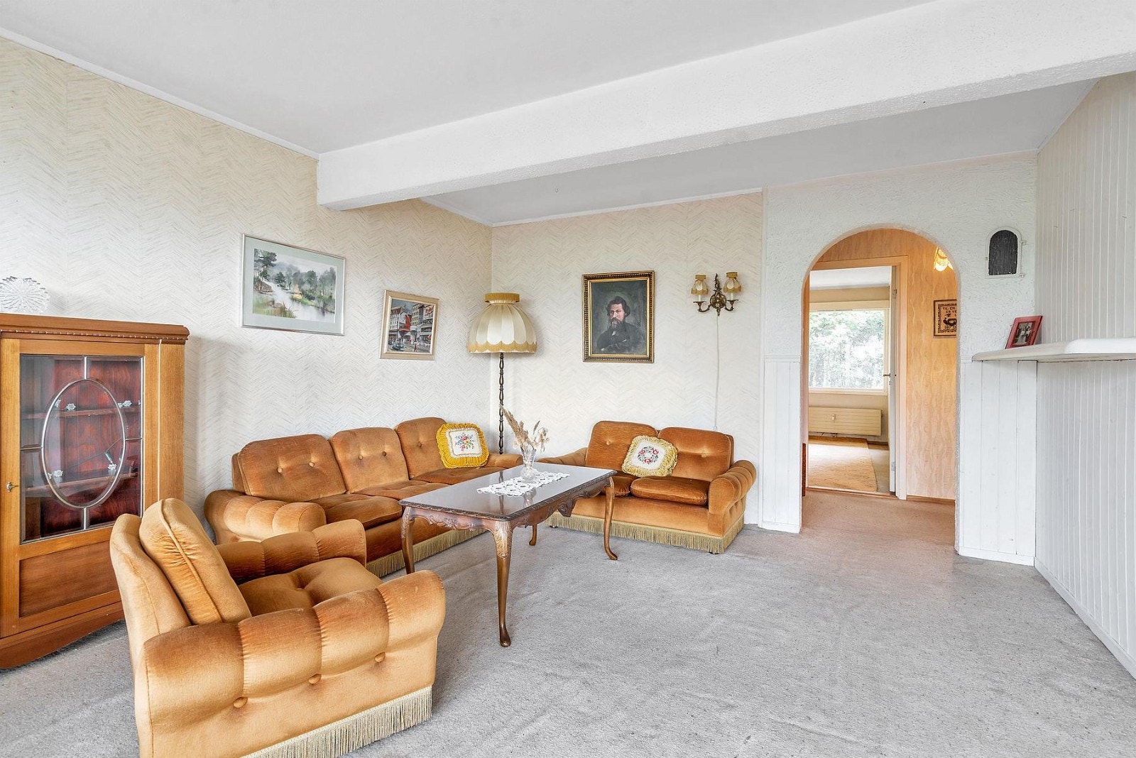 Romslig stue med plass til flere sofagrupper Galleribilde