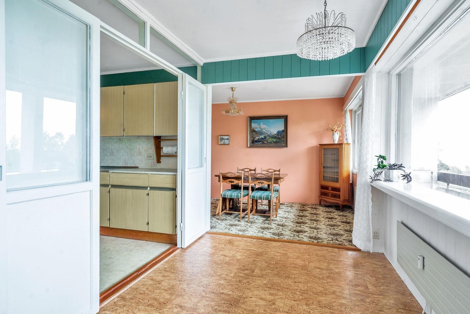 Spisestuen kan med enkle grep omgjøres til ett ekstra soverom om ønskelig Galleribilde