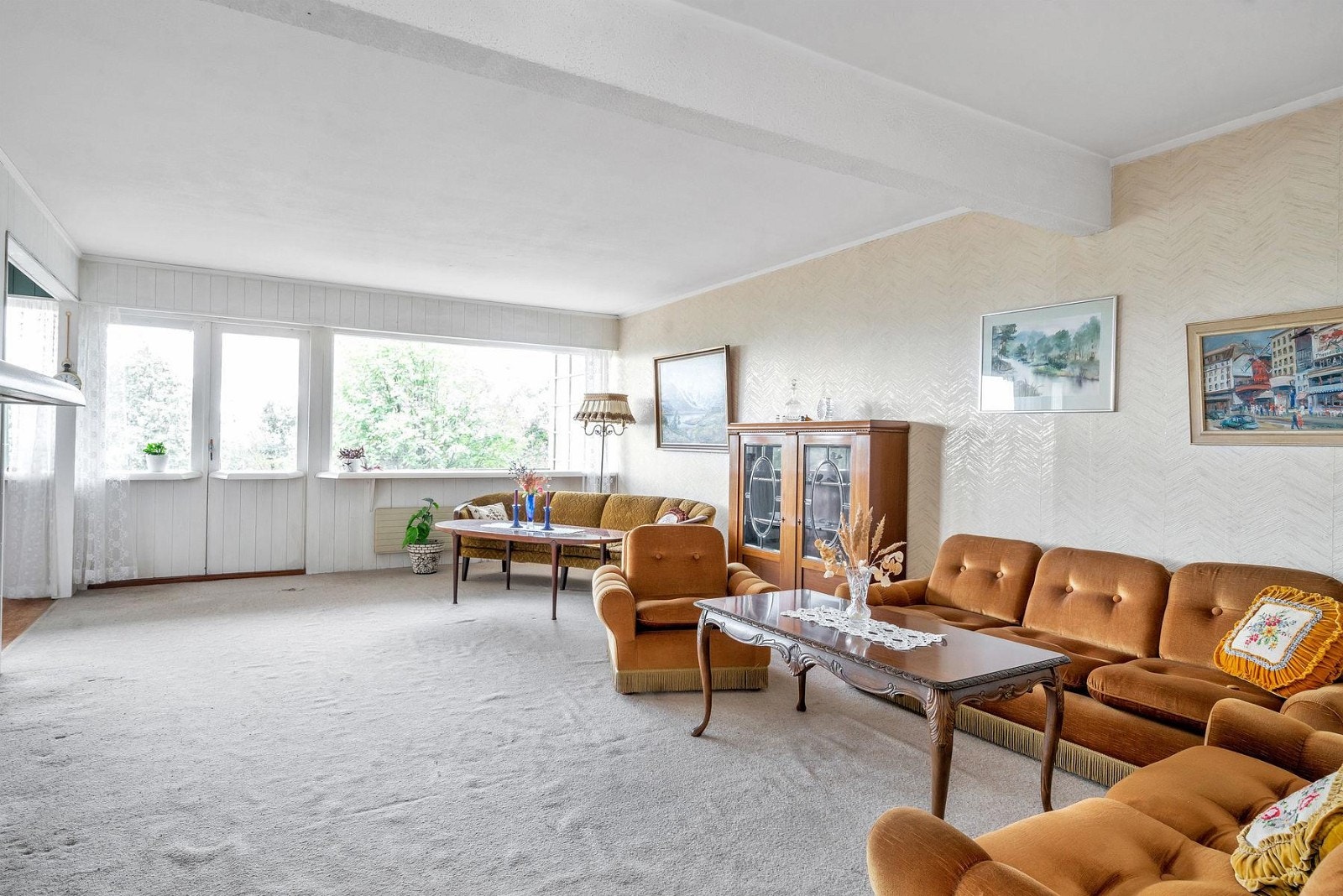 Utgang fra stuen til solrik balkong Galleribilde