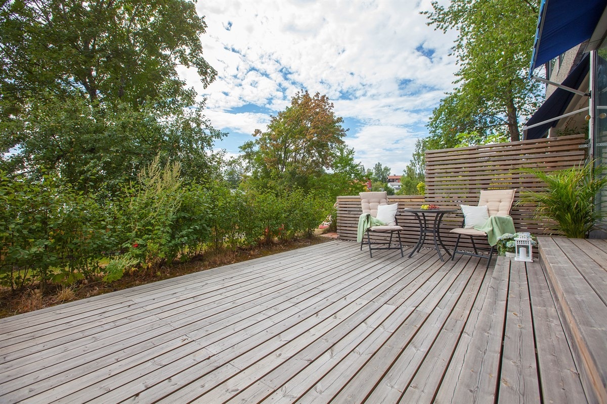 Terrassen er utstyrt med elektrisk markise Galleribilde