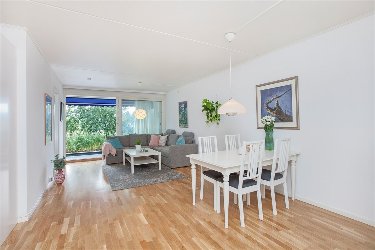 Stuen har god plass til både sofagruppe og spisestue Galleribilde