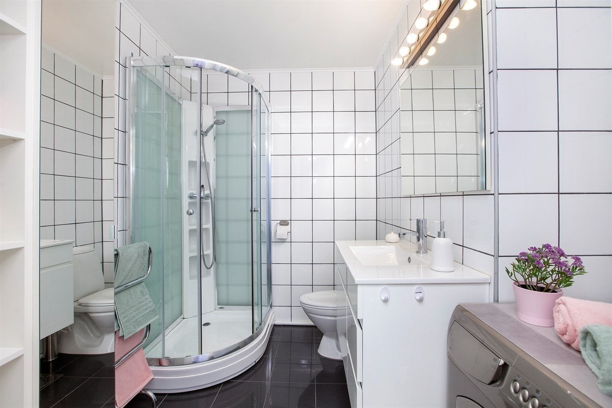 Badet ble overflateoppusset i 2011 med nye fliser og nytt sanitærutstyr Galleribilde