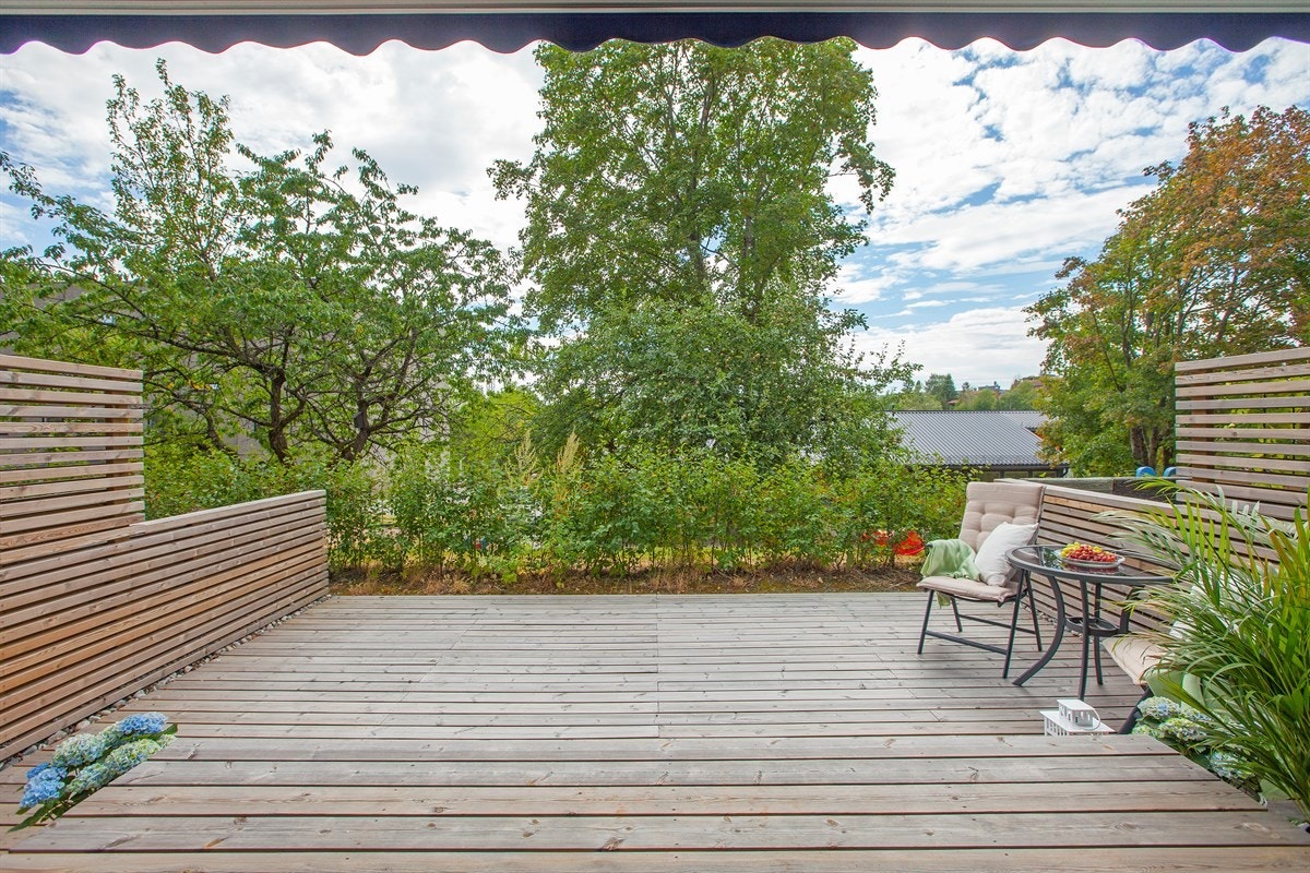 Stor veranda og markterrasse som blir en herlig forlengelse av stuen på varme sommerdager Galleribilde