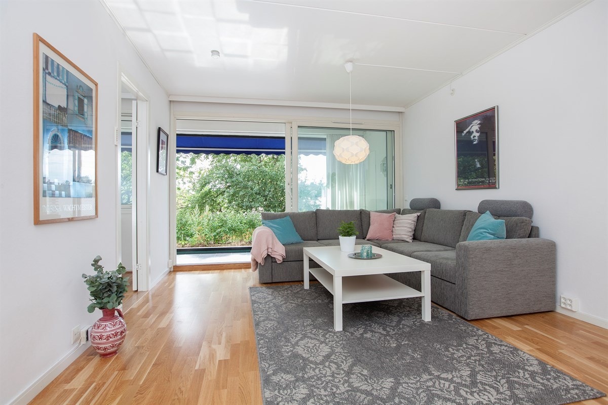 Det slippes godt med lys inn gjennom vinterhagen Galleribilde