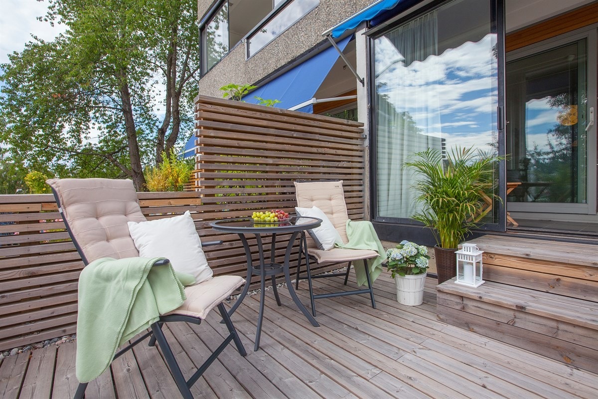 Markterrassen ligger sydvestvendt og har derfor gode solforhold på ettermiddagen Galleribilde