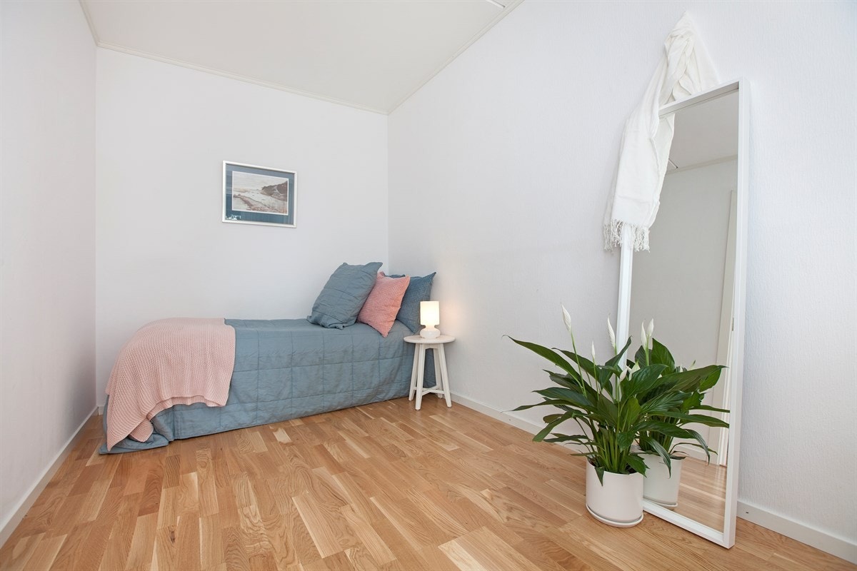 Soverom med plass til dobbeltseng og lyse overflater Galleribilde