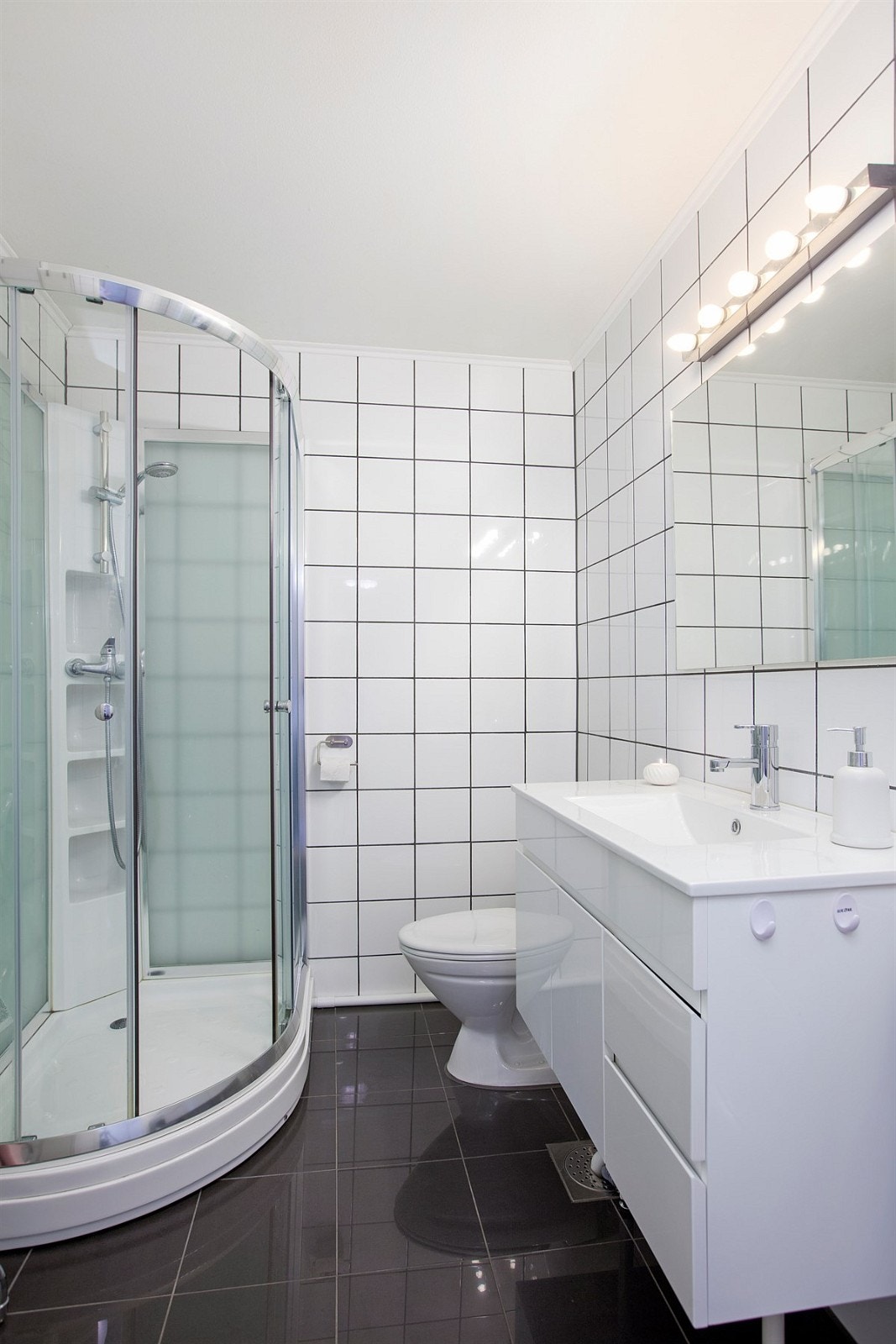 Badet har dusjkabinett som forlenger badets levetid og opplegg for vaskemaskin Galleribilde