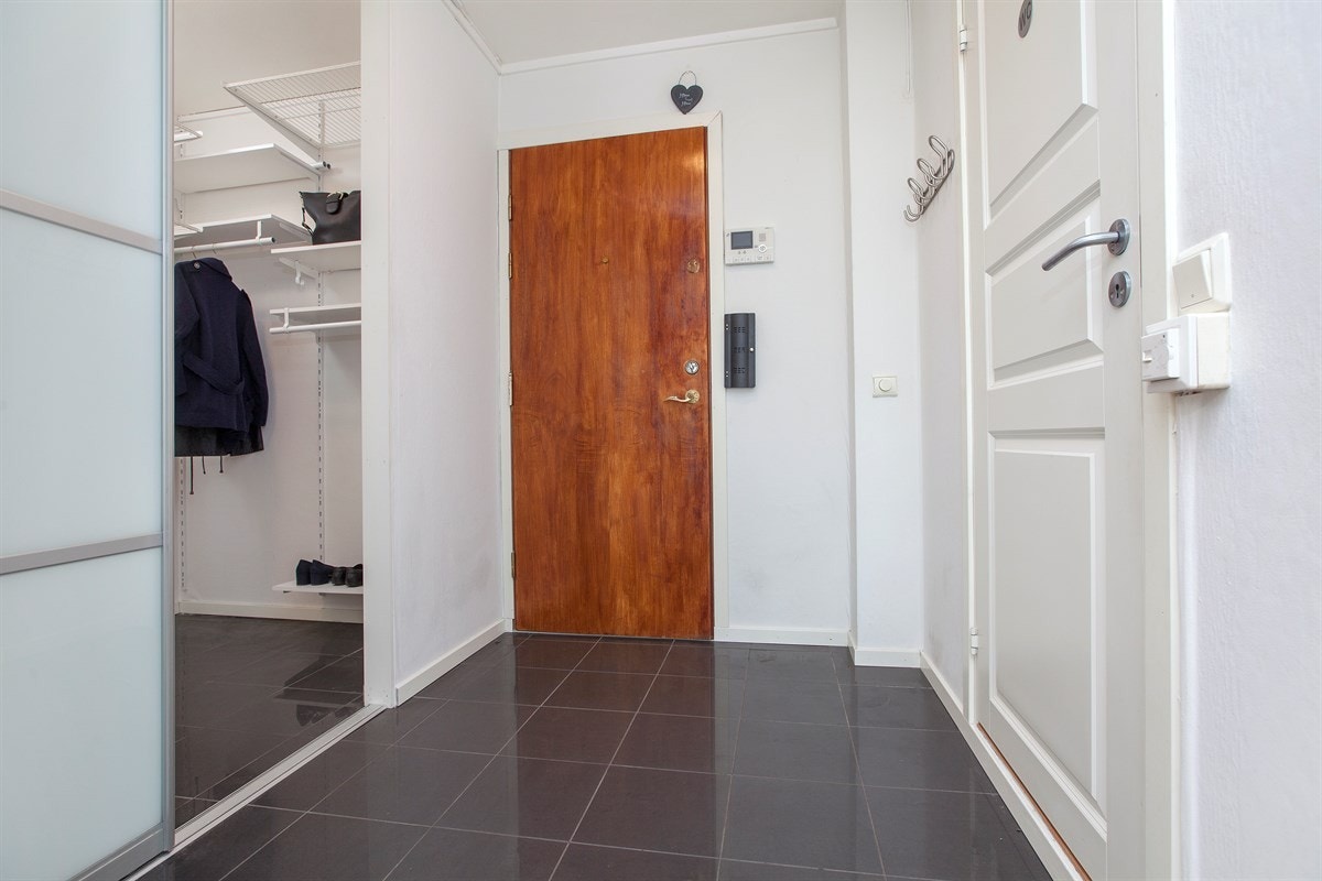 Innbydende flislagt entré Galleribilde