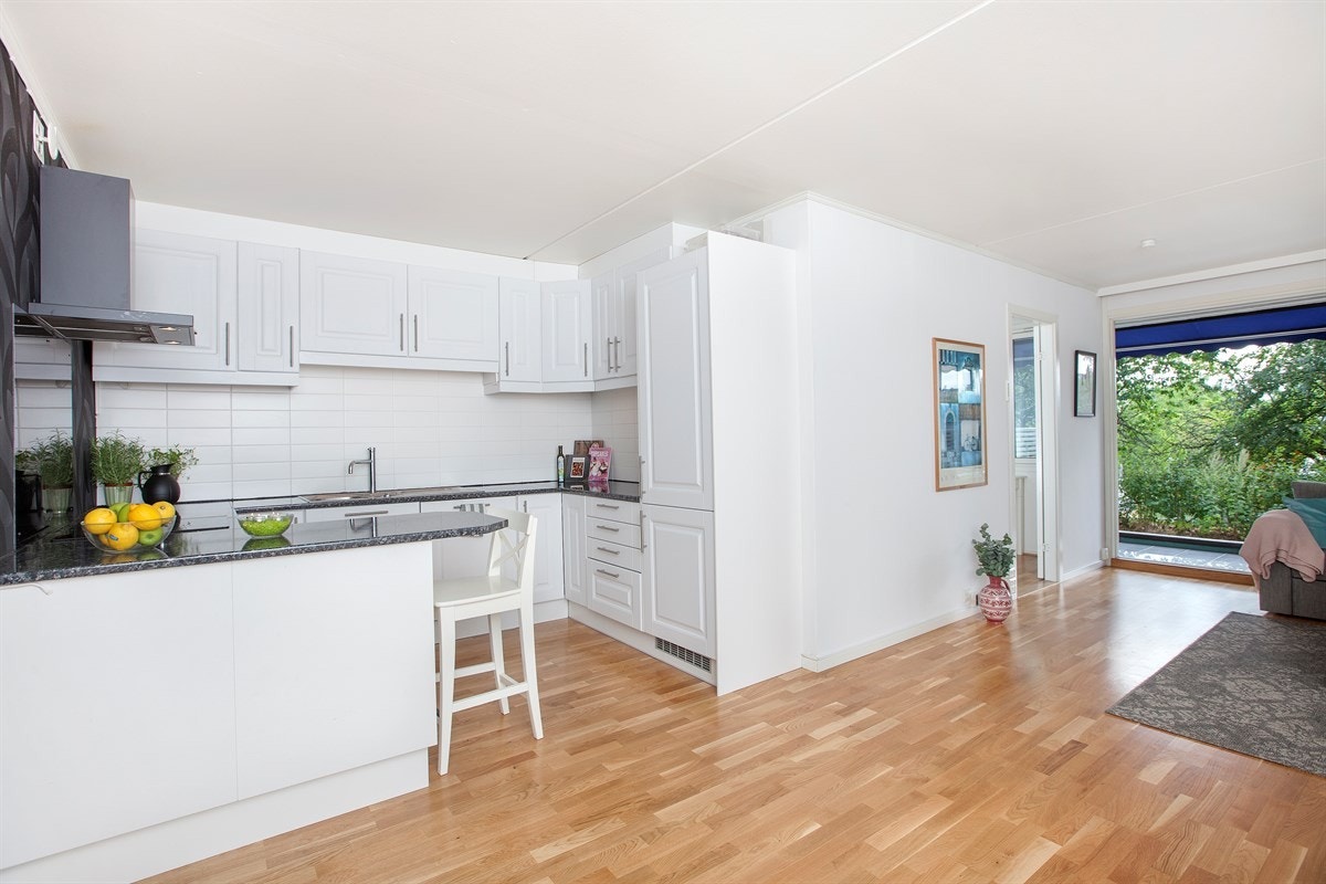 Åpen stue/kjøkken løsning gjør leiligheten sosial og livlig Galleribilde