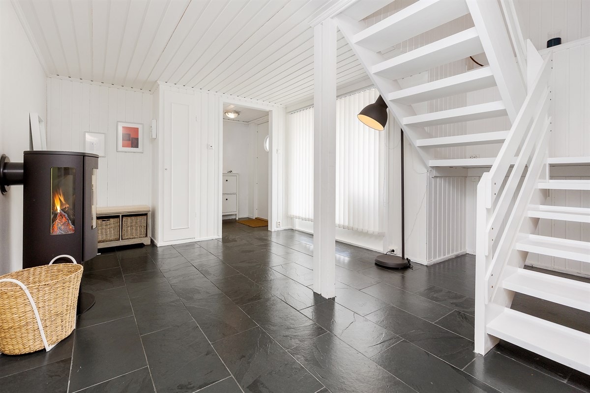 En flislagt hall med varmekabler. Galleribilde