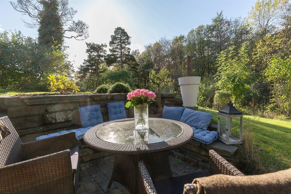 Foran huset er det et stort tilhørende hageareal. Galleribilde