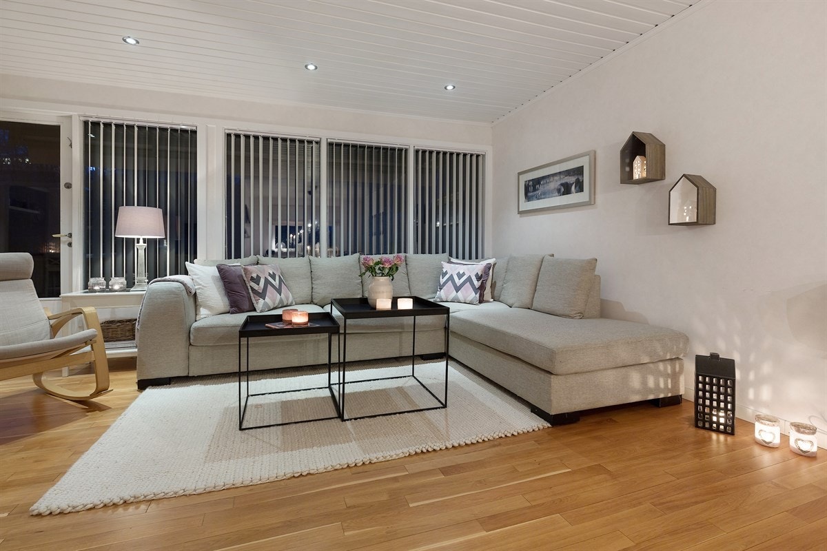 En romslig vinkelstue i boligens hovedetasje. Galleribilde