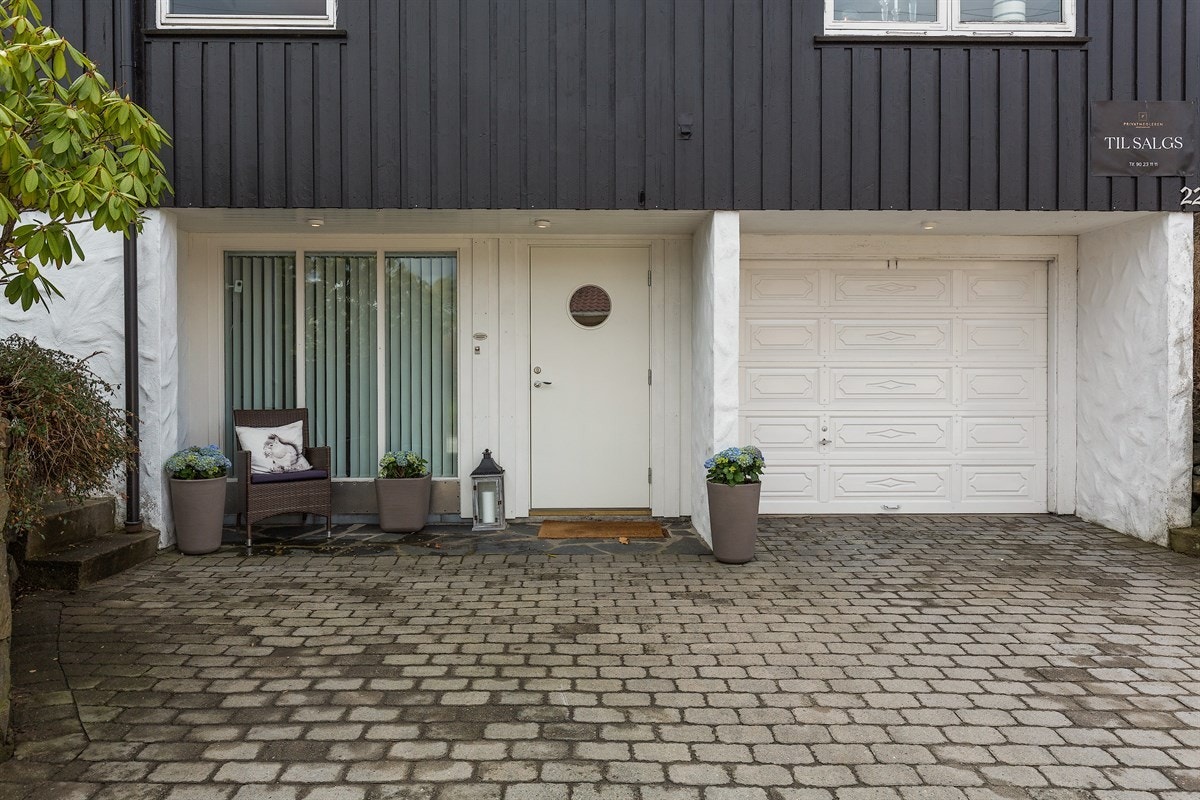 Gårdsplassen er belagt med belegningsstein. Galleribilde