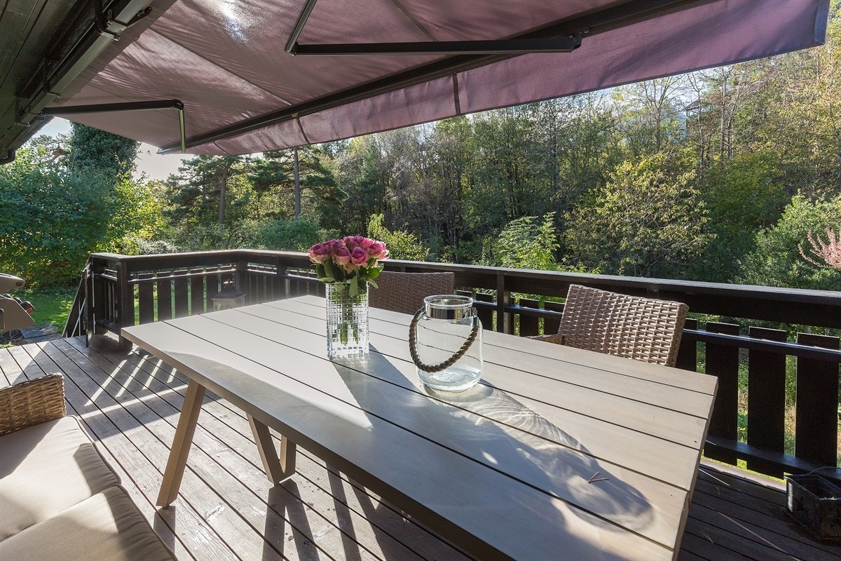 I tilknytning til hagen er det en stor veranda med markise. Galleribilde