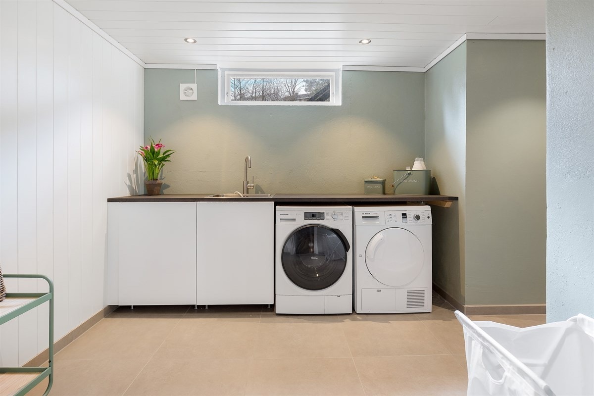 Det er et eksta stort nyoppusset vaskerom i denne etasjen, varmekabler. Galleribilde