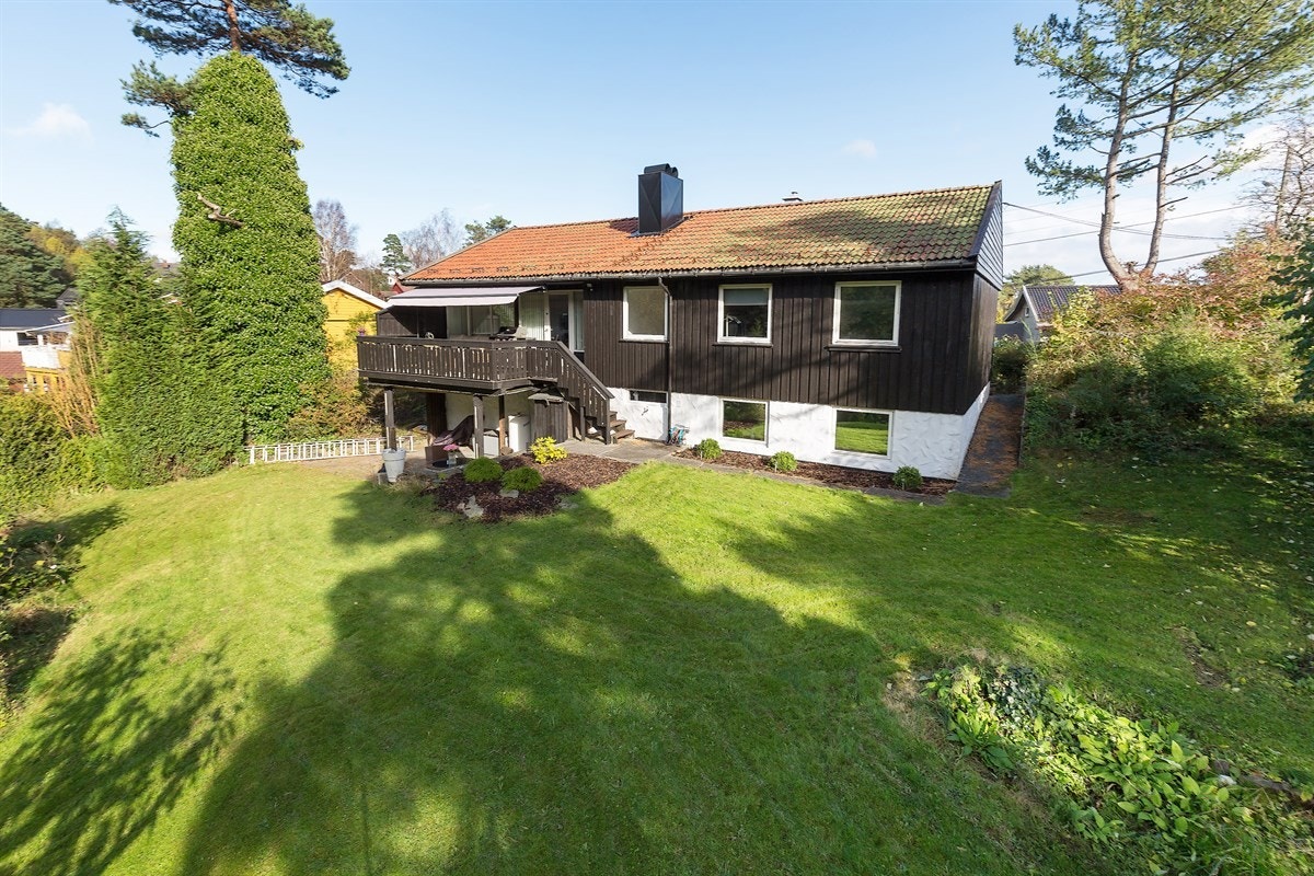 Enebolig med stor usjenert hage. Galleribilde