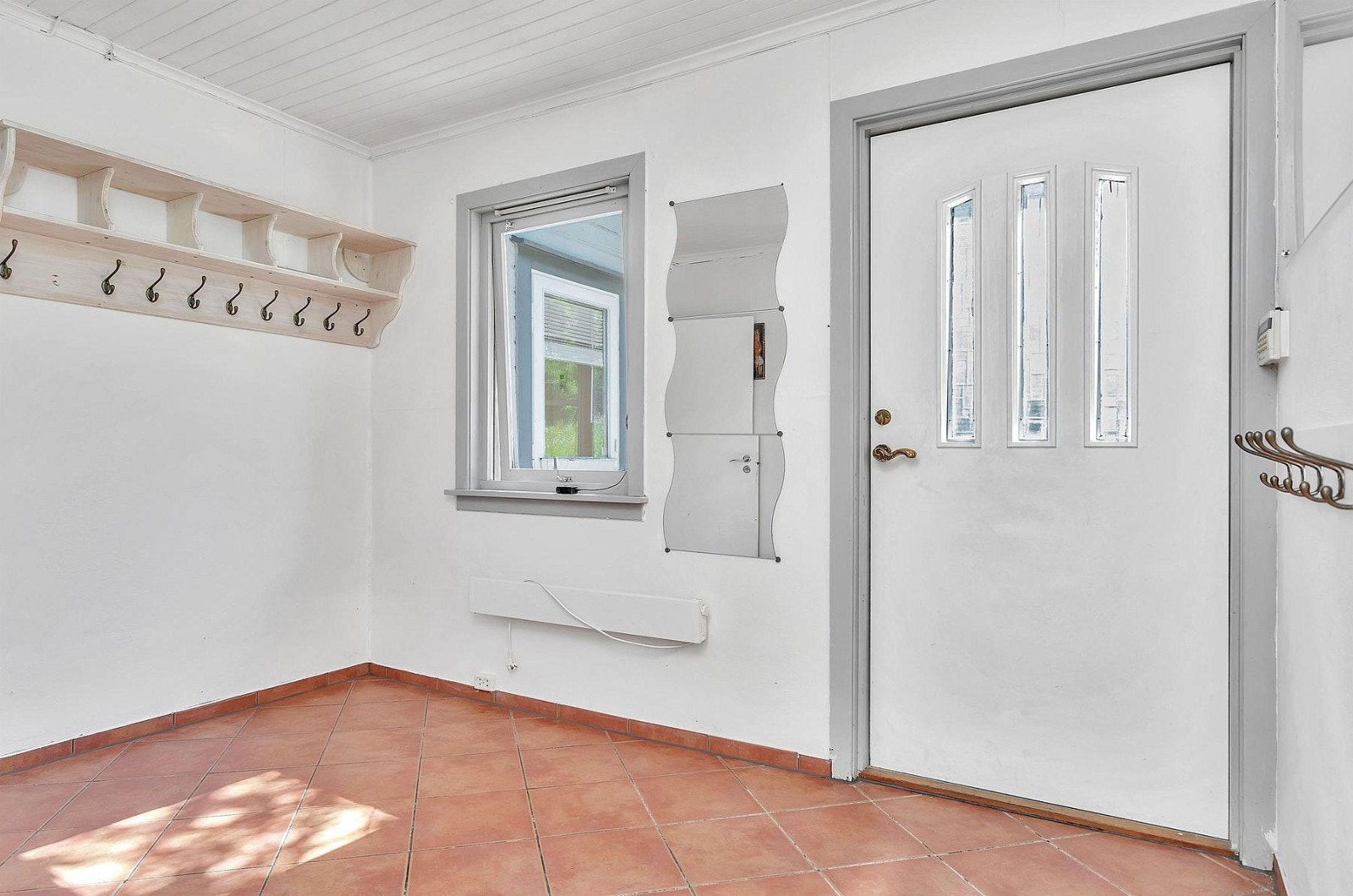 Velkommen inn. Romslig entrè/gang med plass til yttertøy og sko Galleribilde