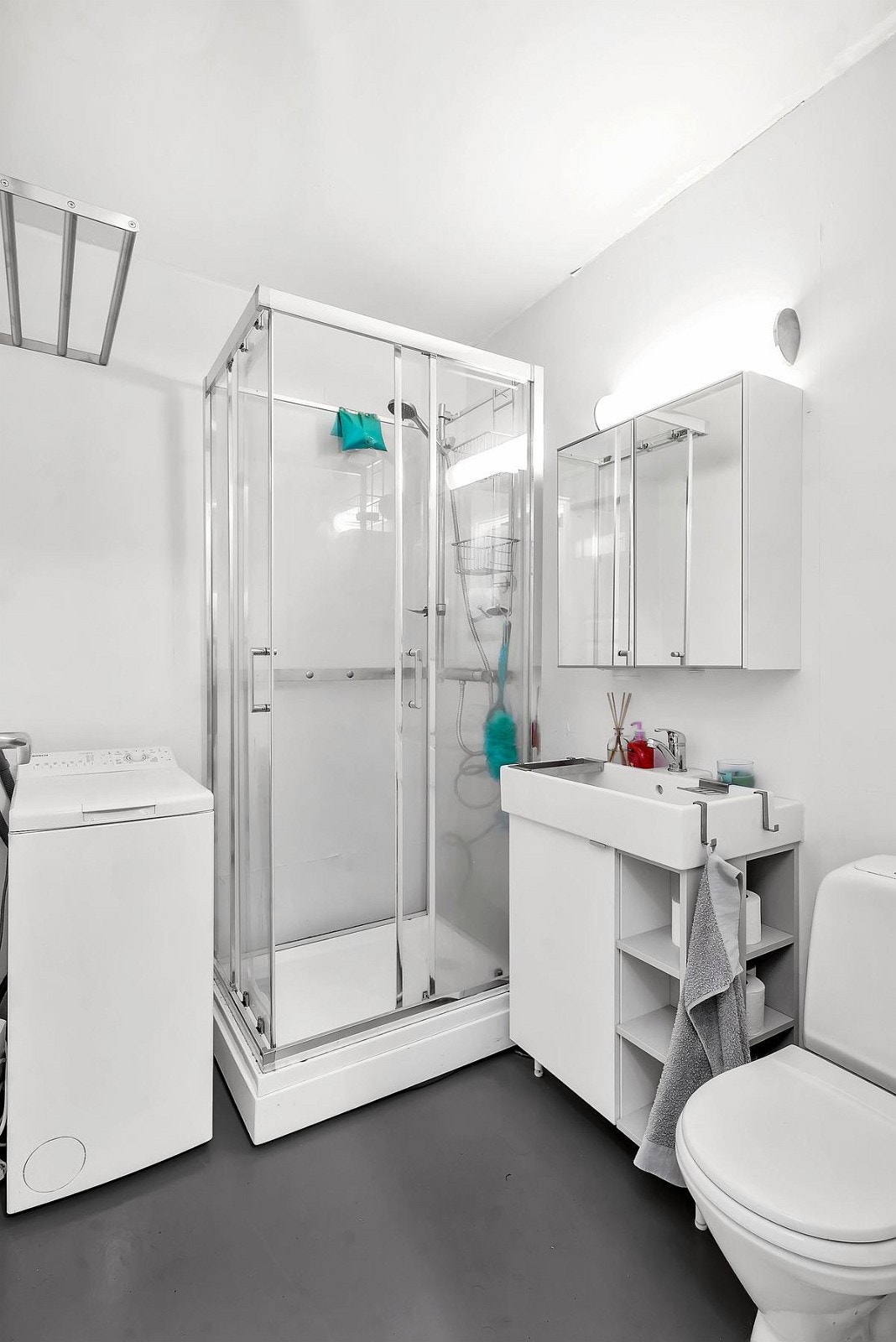 Bad med dusjkabinett, servant, wc, mekanisk avtrekk, varmekabler samt opplegg for vaskemaskin og tørketrommel. Galleribilde