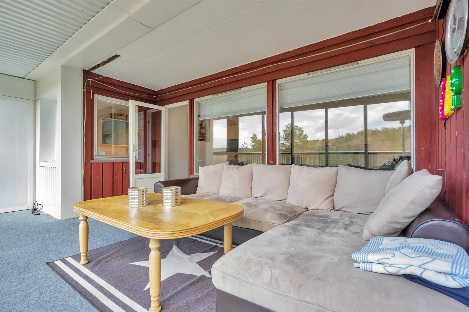 Stor og solrik innglasset balkong. Galleribilde