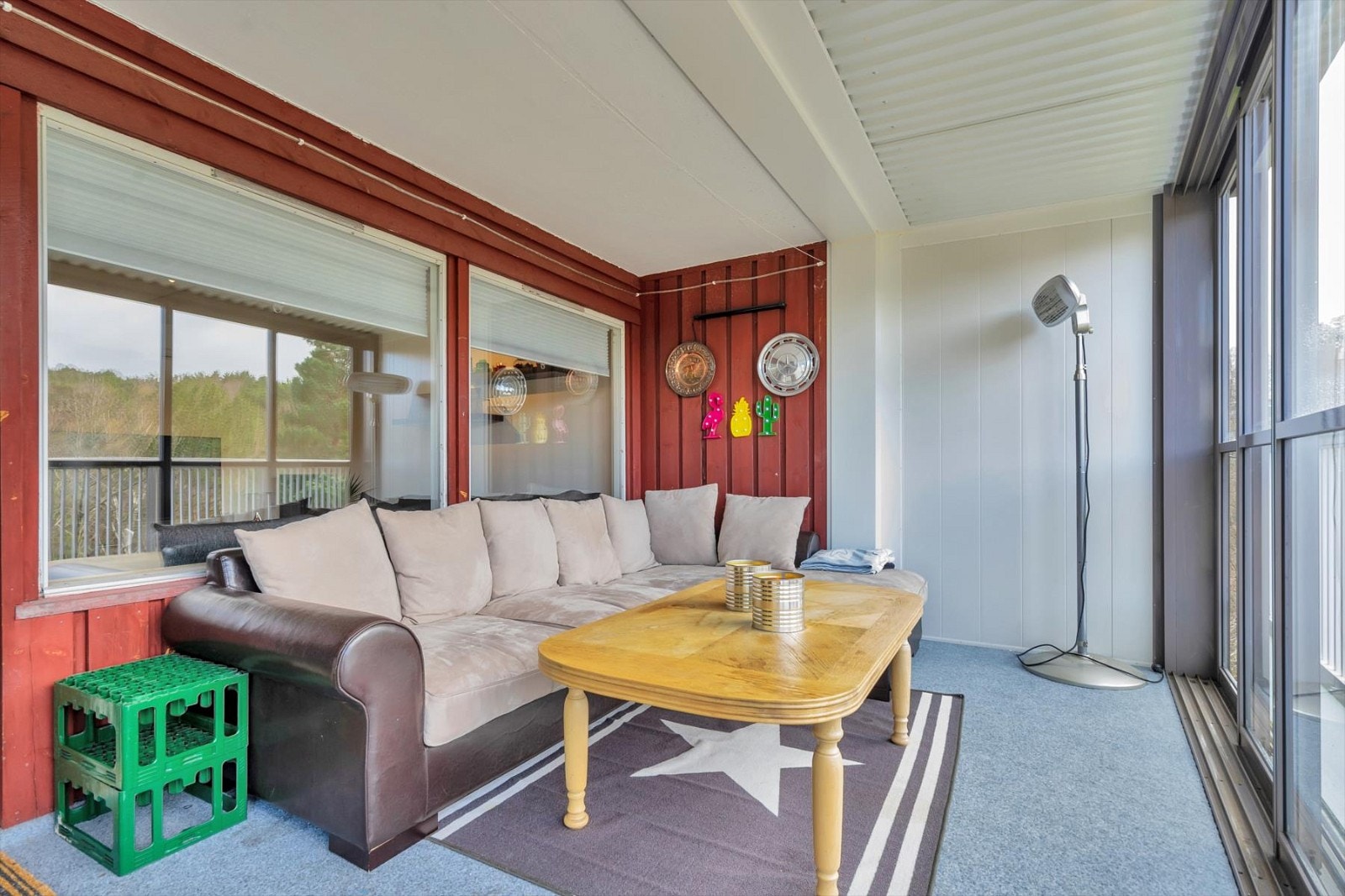 Balkongen blir som en ekstra stue og et naturlig samlingspunkt varme sommerdager. Galleribilde