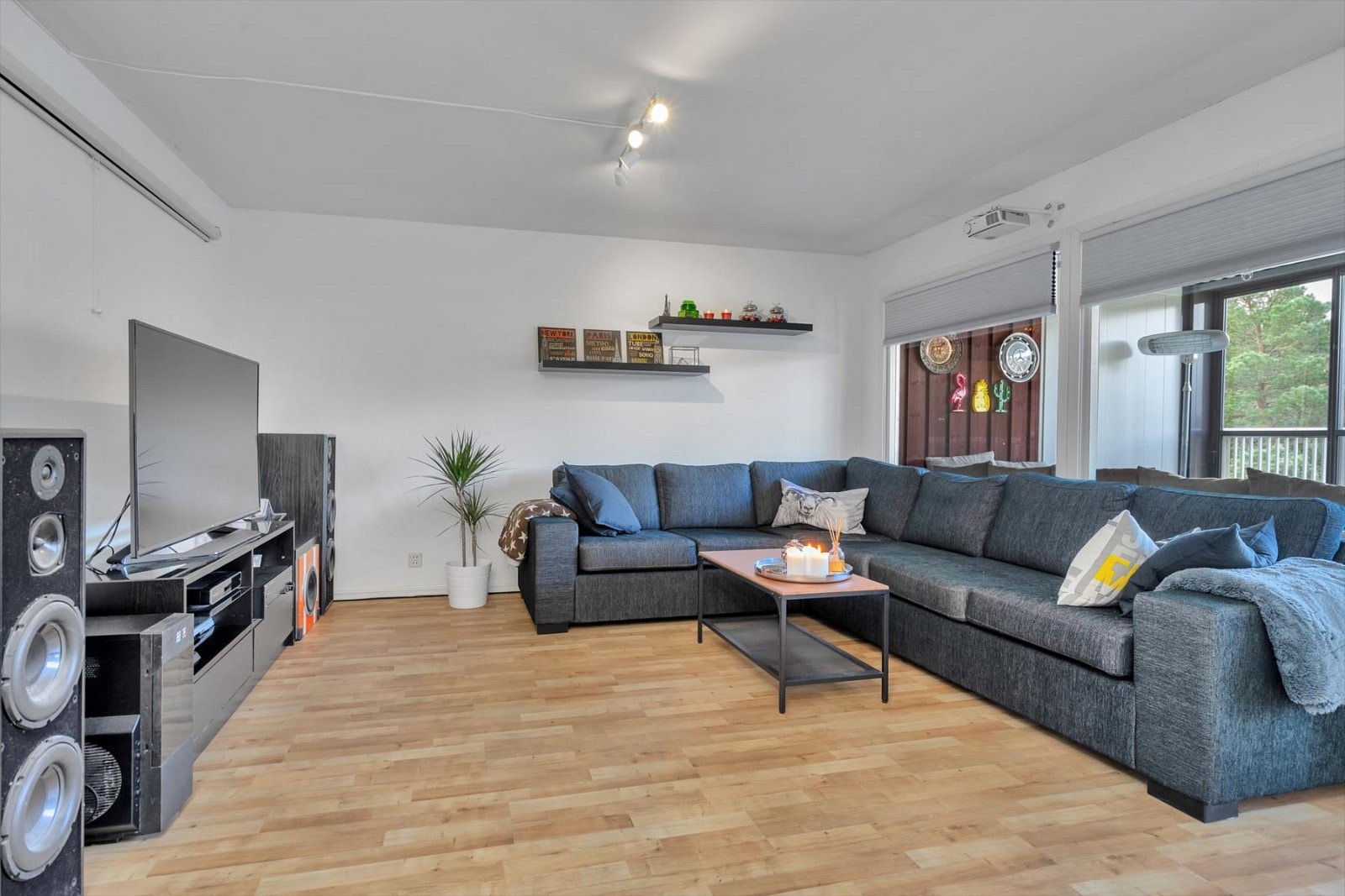 Lys og romslig stue. Galleribilde