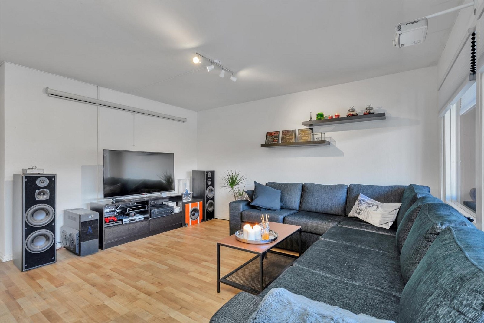 God plass til stor salong. Galleribilde