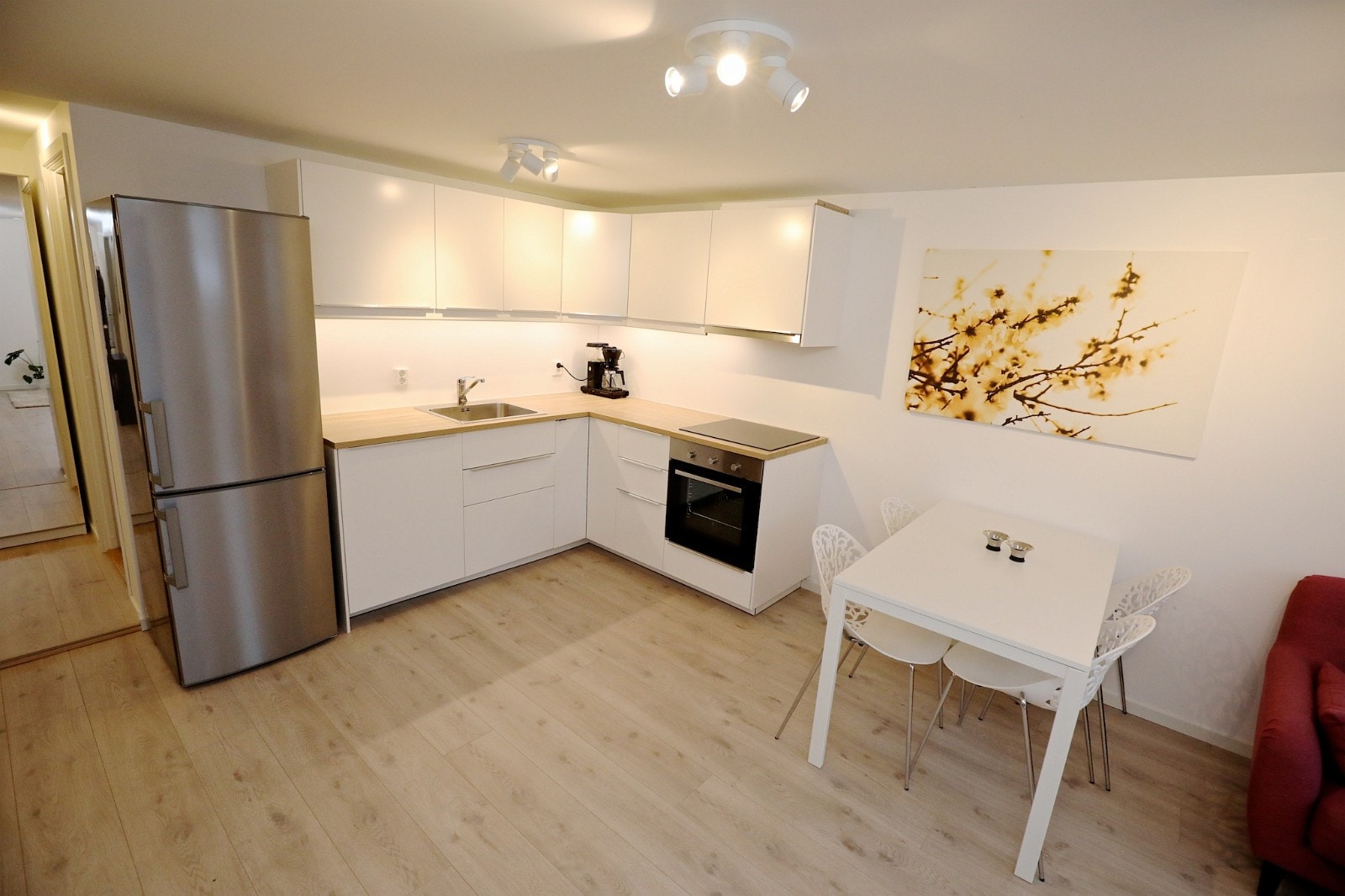 Nyere og funksjonelt kjøkken. Galleribilde