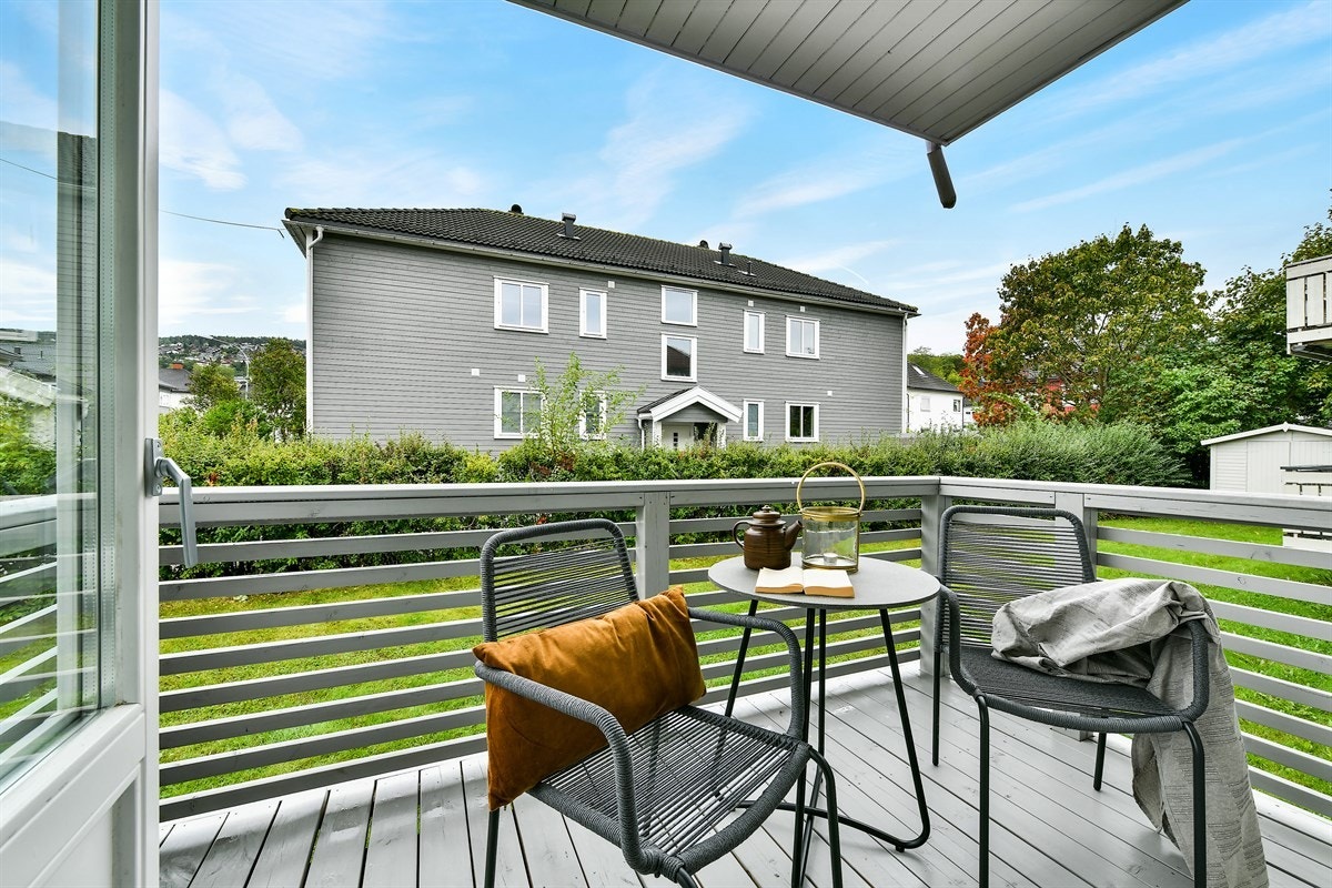 Fra stuen er det utgang til en overbygd, sydvestvendt veranda med trappeadkomst ned til hagen. Galleribilde