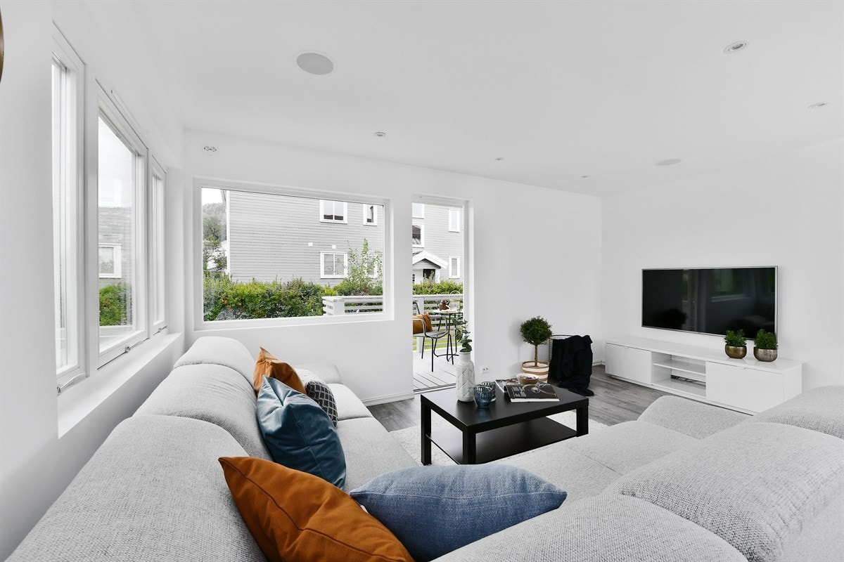 Stuen har god plass for sofaløsning med tilhørende møblement. Galleribilde