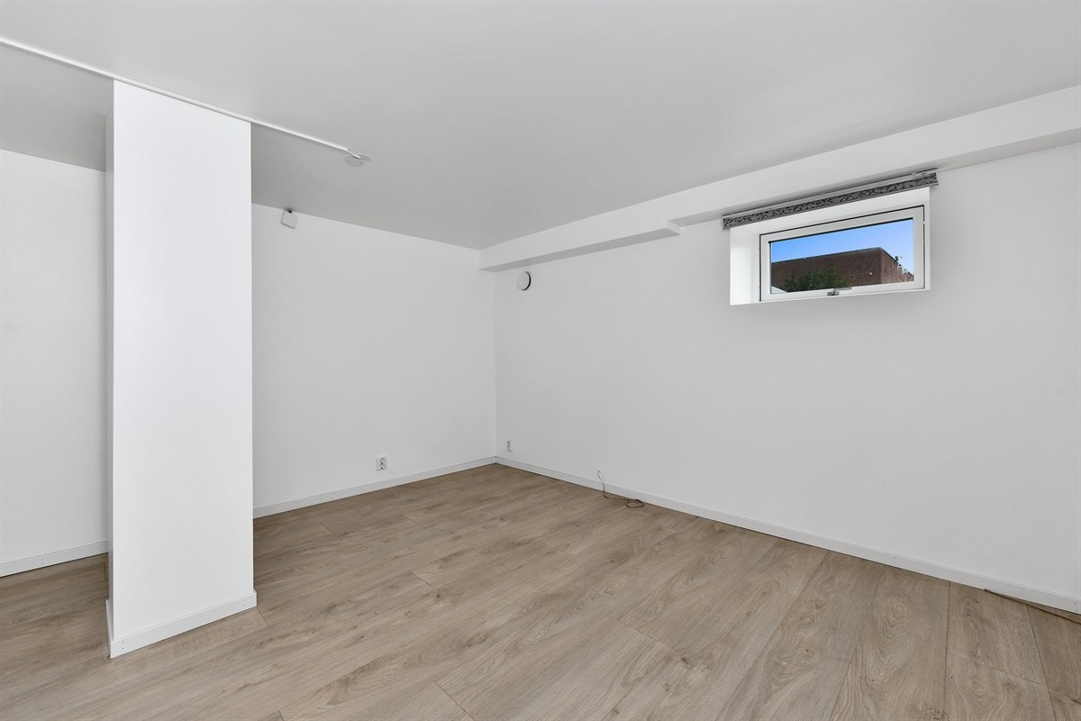 Bod i kjeller. Galleribilde