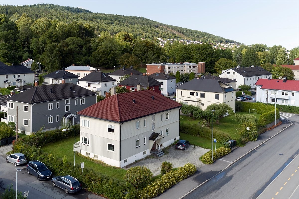 Det er gangavstand til Drammenselven og byens populære elvepromenade. Galleribilde