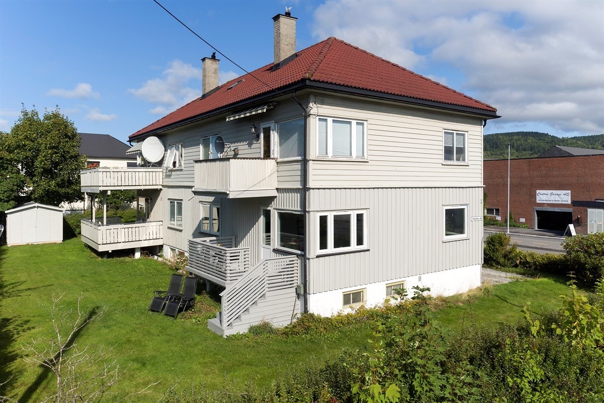 Veranda har utgang til felles hage. Galleribilde