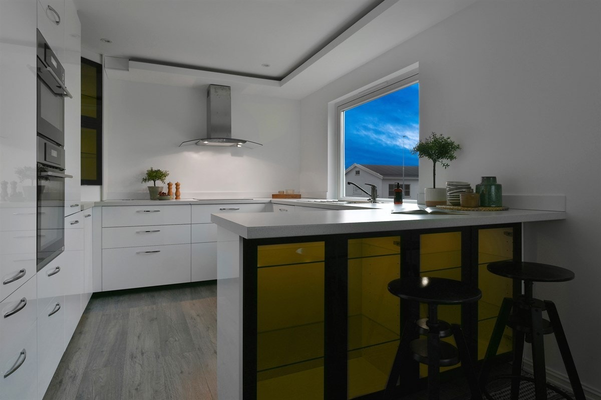 Kjøkkenet er designet i en hendig U-form, og krones med spiseplass ved en flott barløsning ut mot stuen. Galleribilde