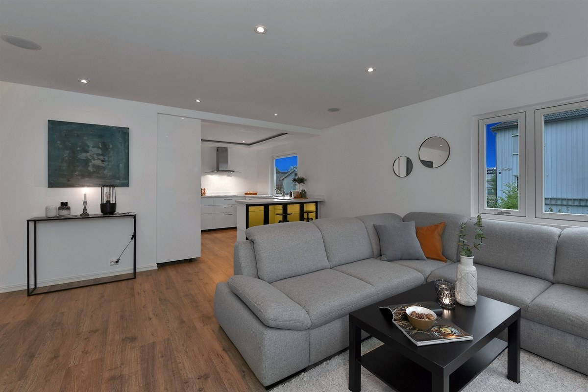 Leiligheten har en stilfull, lys stue i delvis åpen løsning med et lekkert kjøkken. Galleribilde